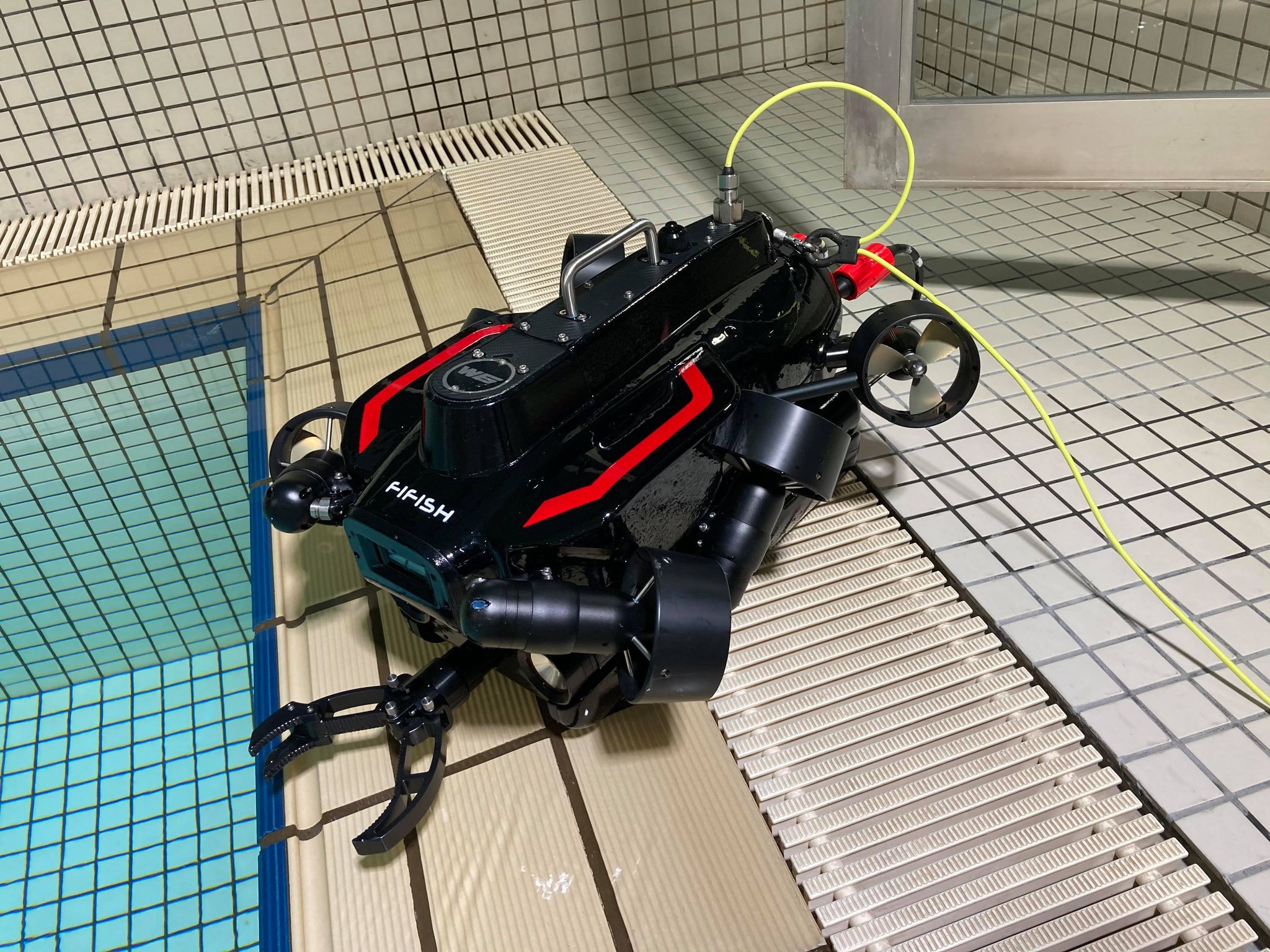 こちらは水中ドローン。安定航行や対象物の調査に役立てるよう、助成を受けて研究中です。いずれはこの水中ドローンが広まり今よりも有益に使用できるようにしたいと思っています。