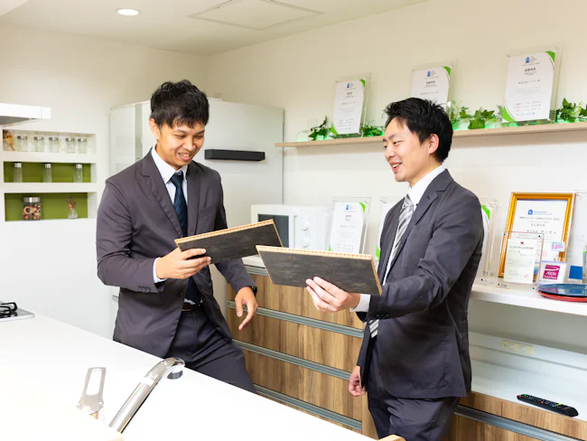 やりがいの大きさはもちろん、充実の収入・休日や約9ヶ月の教育体系に惹かれて入社するメンバーが多数!20代〜30代が中心となって活躍する、活気と温かみにあふれた職場です。