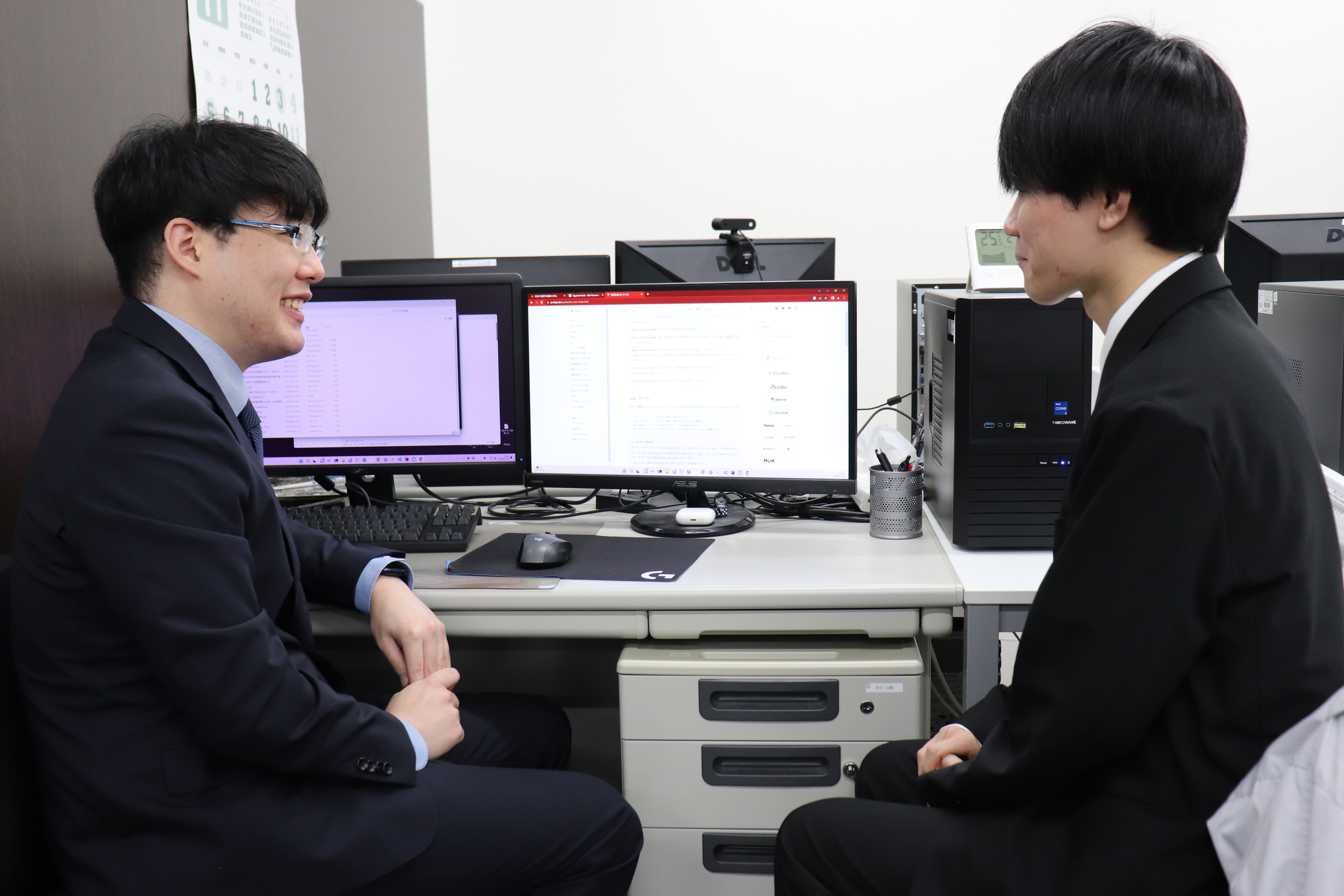 ＜教育担当や社歴の長い社員と近くなるようにデスクを配置。なんでも相談しやすい環境です＞