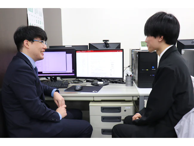 <教育担当や社歴の長い社員と近くなるようにデスクを配置。なんでも相談しやすい環境です>