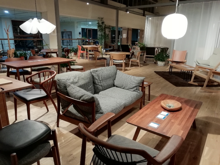 2階にはショールームスペースを併設。自社で手掛けた木工家具を実際に見て・触れて感じることができます。