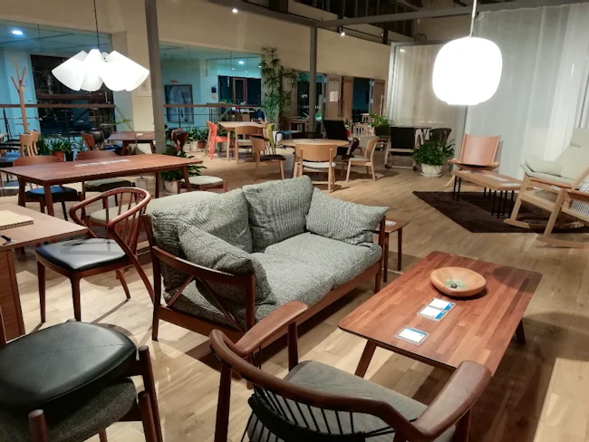 2階にはショールームスペースを併設。自社で手掛けた木工家具を実際に見て・触れて感じることができます。