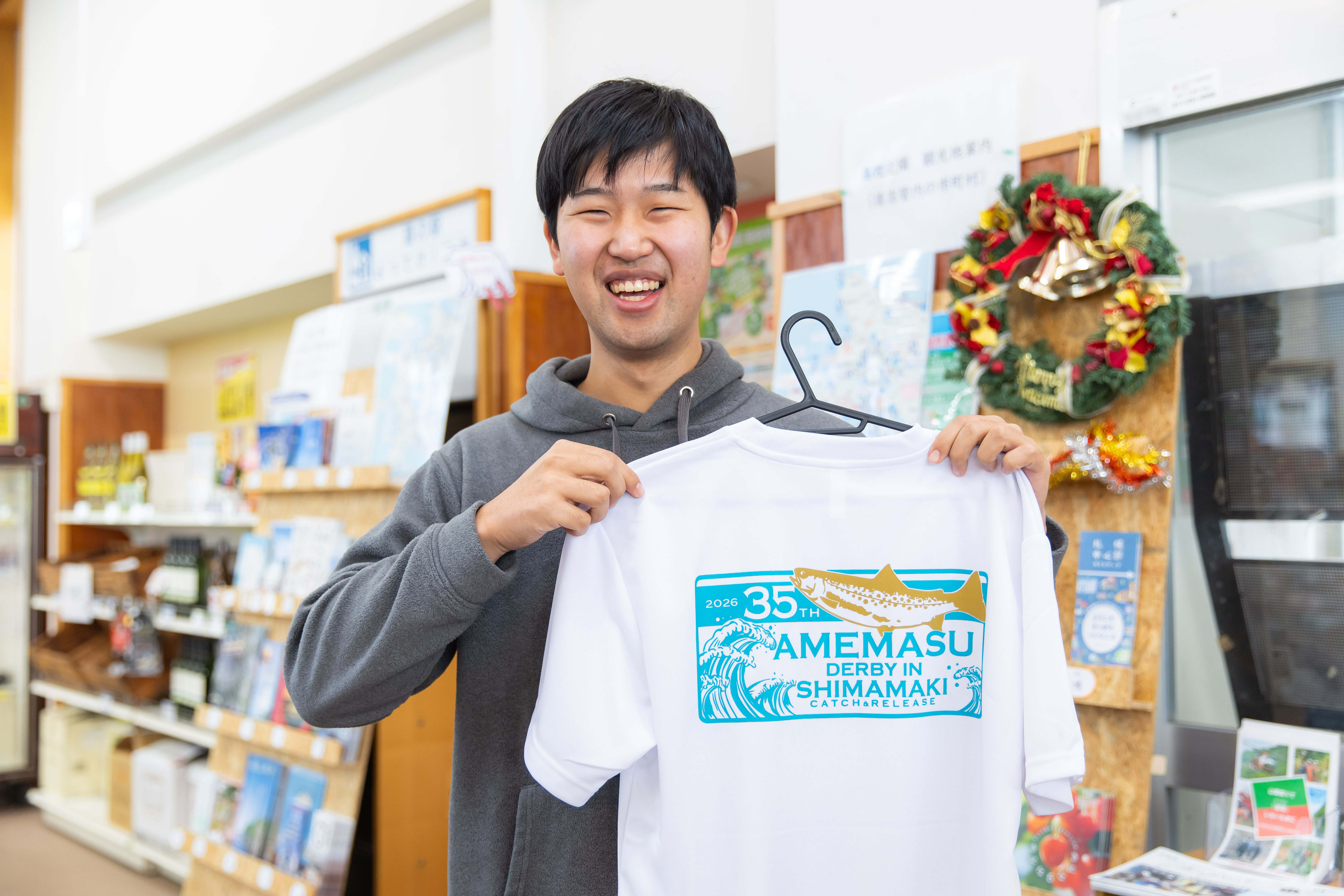 島牧で長期に渡って開催されている「あめますダービー」は、1991年にスタートした一大イベント。毎年、全国から多くのアングラーが集結します。協力隊が発案した、35周年を記念したTシャツも製作されました。