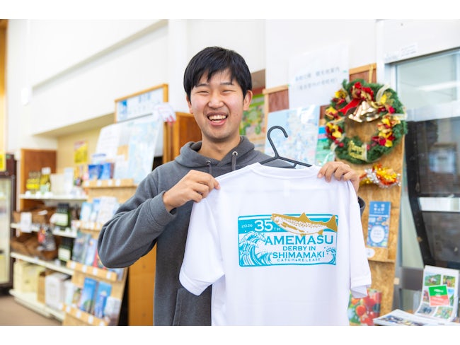 島牧で長期に渡って開催されている「あめますダービー」は、1991年にスタートした一大イベント。毎年、全国から多くのアングラーが集結します。協力隊が発案した、35周年を記念したTシャツも製作されました。