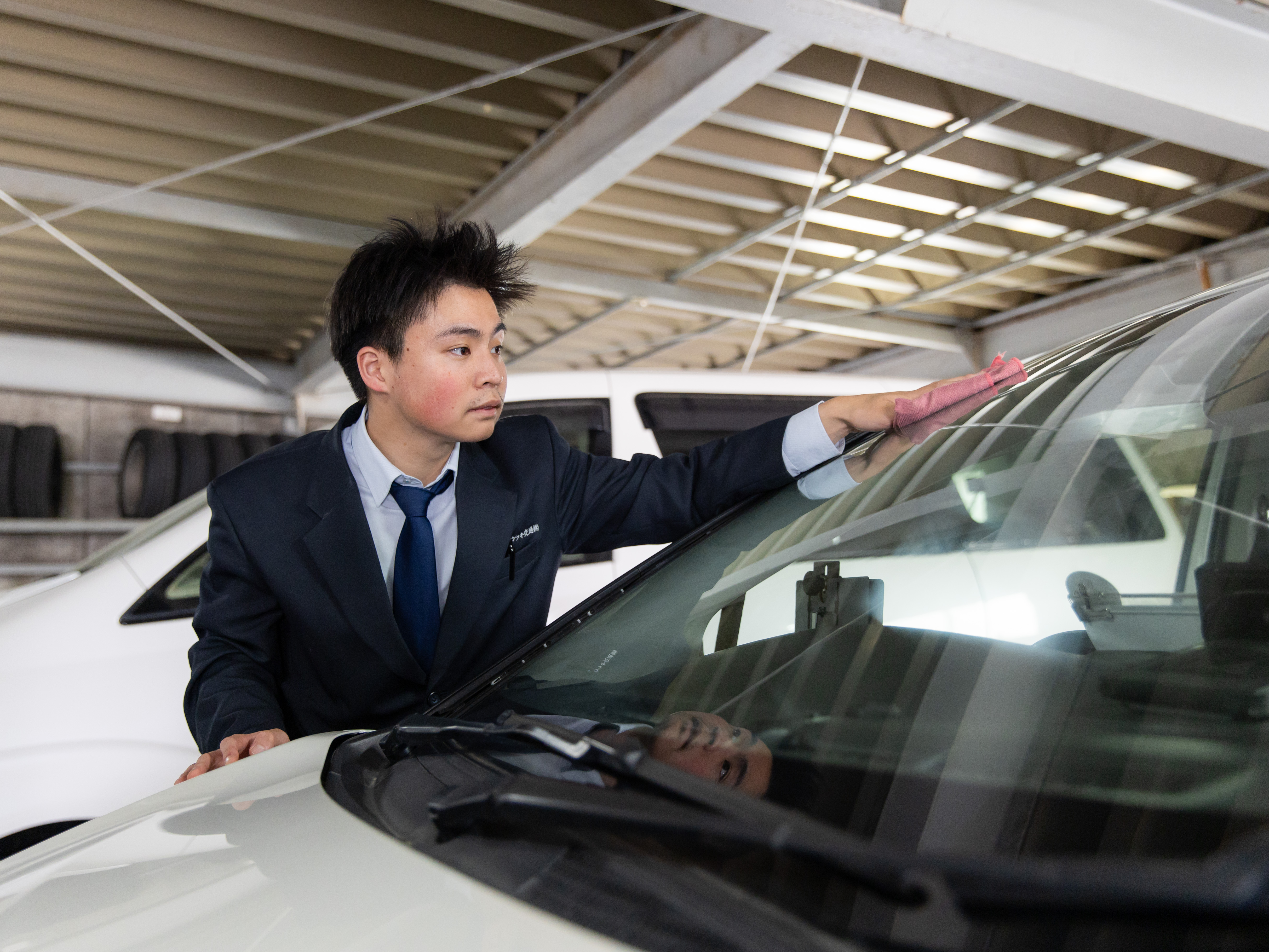 1日の業務が終わったあとは洗車も行います。日勤の方は夜勤の方へ・夜勤の方は日勤の方へ。綺麗な状態で車を引き継ぐのも大切なお仕事の一つです。