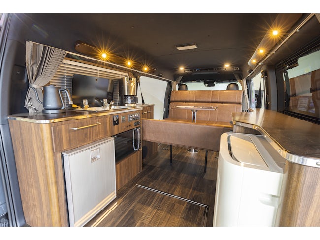 【当社の特徴1】有名キャンピングカーメーカー「KWORKS」の販売代理店は、当社が札幌圏で唯一。サッポロ日昭自動車ならではの特色の1つです!アウトドア人気と共に、キャンピングカーの人気も高まっているんです。