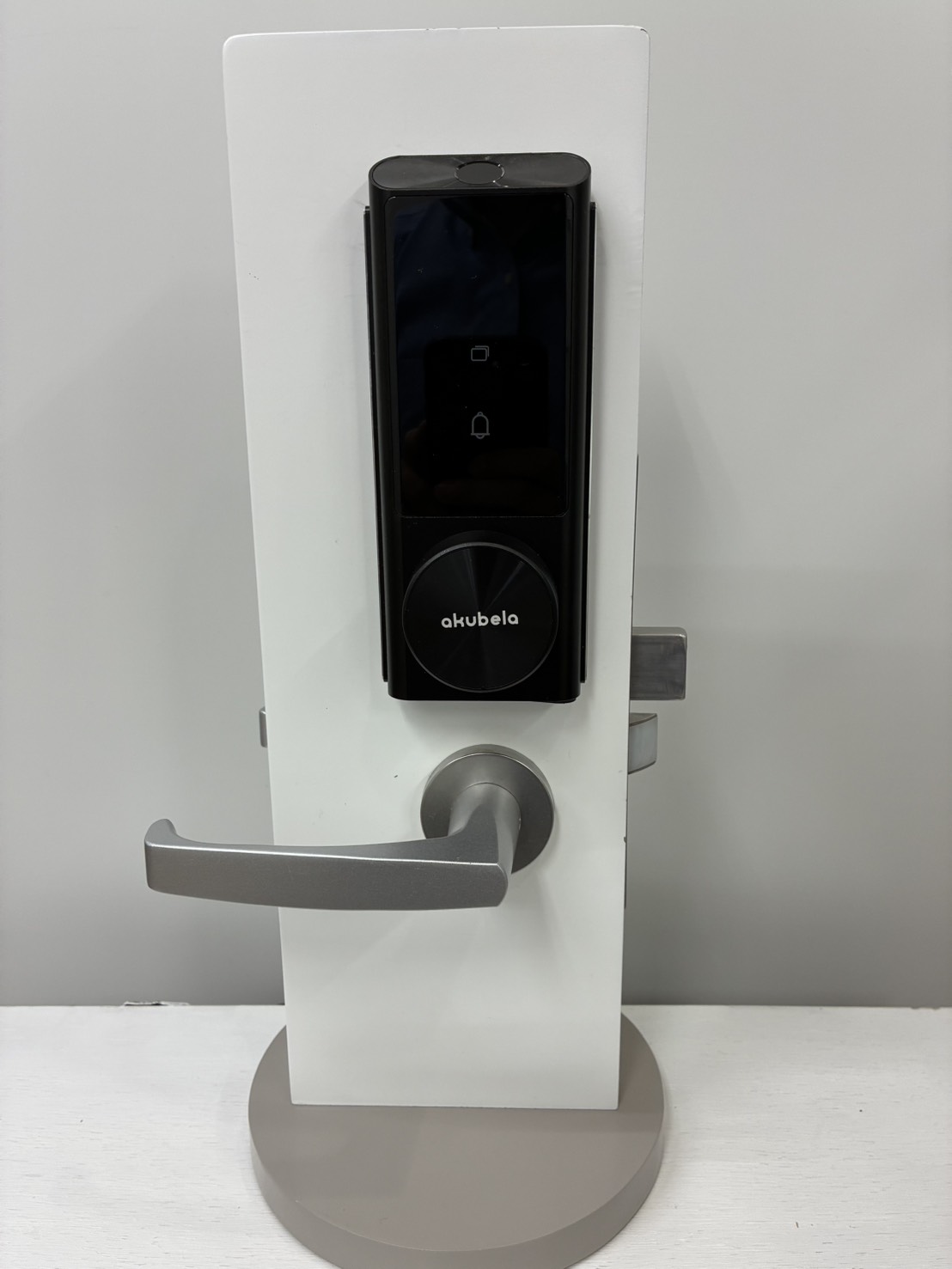 【スマートロック】クラウド式インターフォンと連動可能な最新式スマートロックです。単体でも利用可能でスマートフォン、ICカード、指紋と複数の解錠方法によりセキュリティ性能が向上しております。