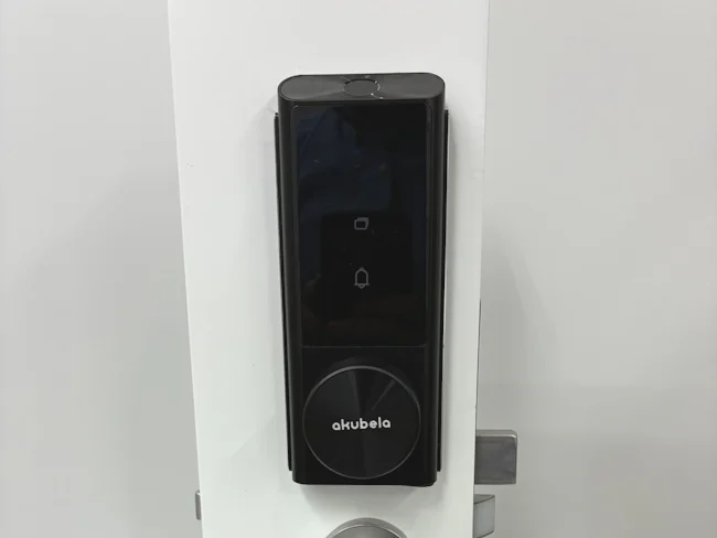 【スマートロック】クラウド式インターフォンと連動可能な最新式スマートロックです。単体でも利用可能でスマートフォン、ICカード、指紋と複数の解錠方法によりセキュリティ性能が向上しております。