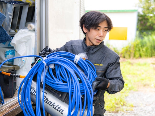 道内シェアトップクラスの安定企業で、一生モノの技術を。選べる完全週休2日制&優しい研修で、職人デビューを応援!「見て覚えろ」とは言いません。安心して飛び込んできてください。