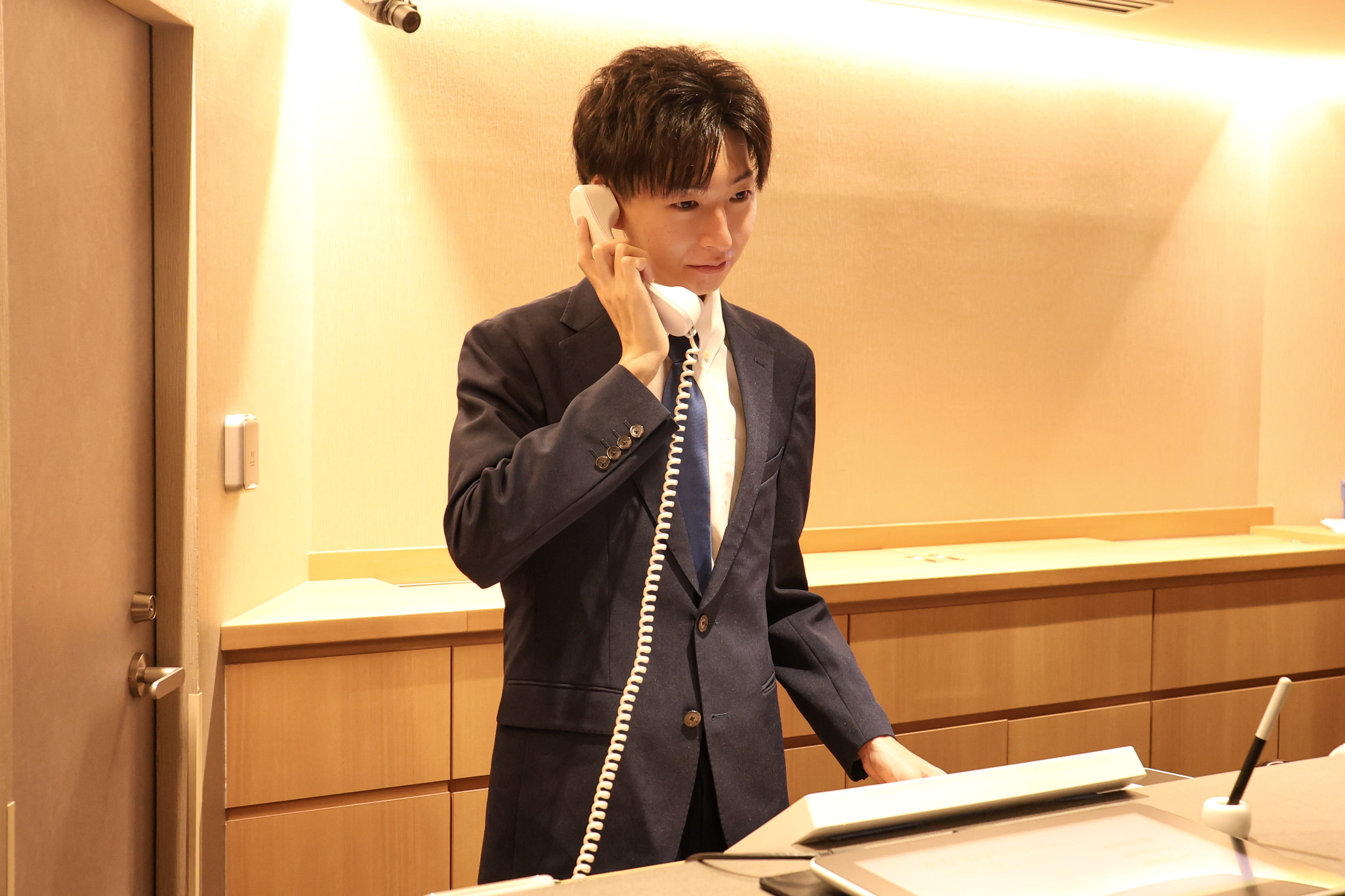 ホテルスタッフの仕事は実は裏方の仕事。目に見えない細やかな心配りこそ、お客様の快適な時間に繋がります。「またドーミーインを使いたい」そんなお客様が1人でも増えることが私たちの目標です。