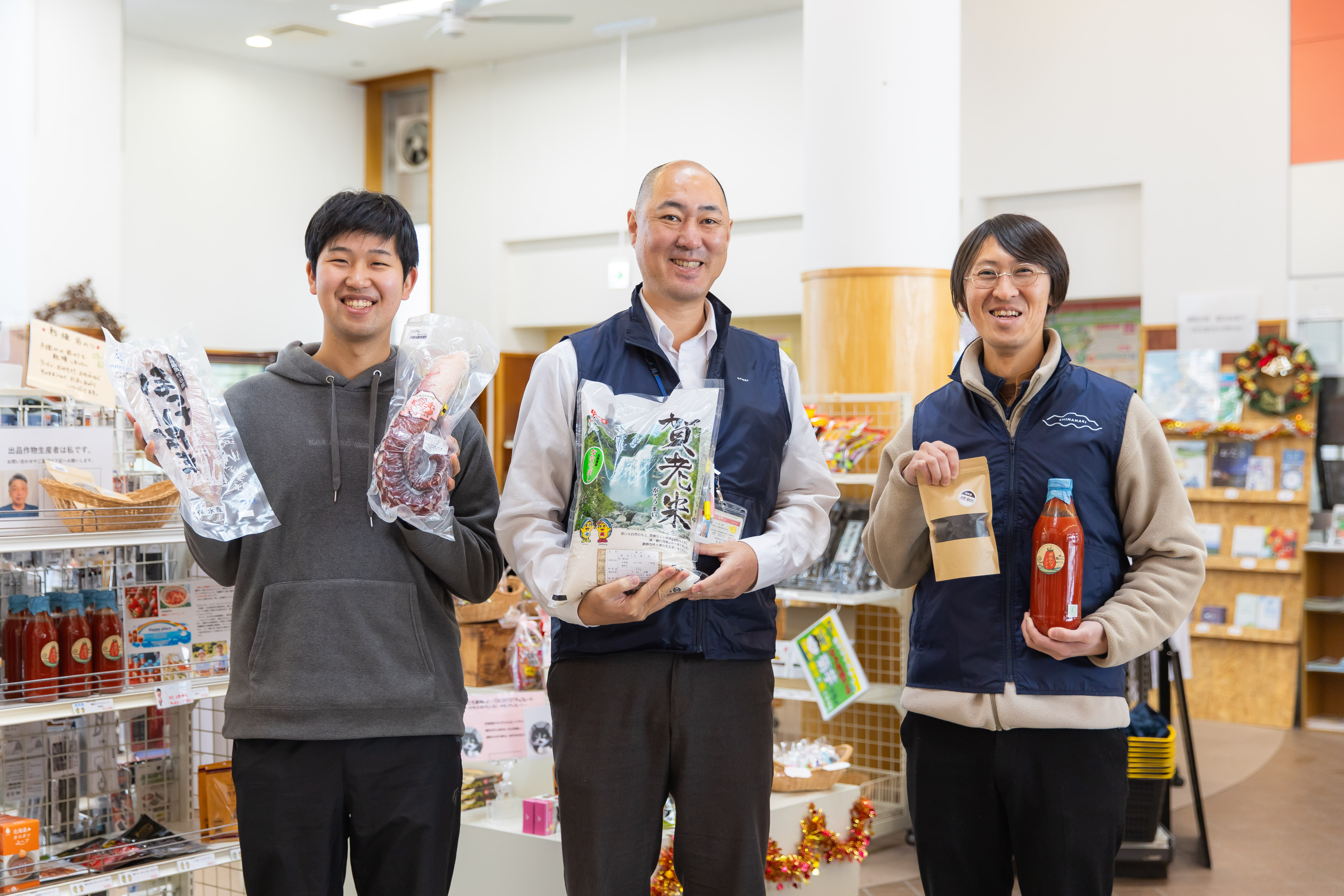 現協力隊の宮脇史弥さん（左）、藤原将智さん（右）と奥康幸課長（中央）。二人は「奥さんが多くの人に紹介してくれて、着任当初の不安が吹き飛びました」と、地域に根差した活動への感謝と意欲を語ってくれました。