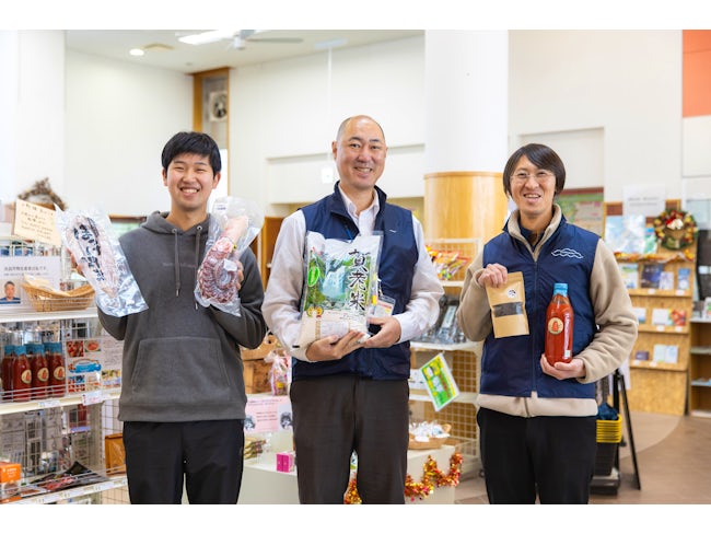 現協力隊の宮脇史弥さん(左)、藤原将智さん(右)と奥康幸課長(中央)。二人は「奥さんが多くの人に紹介してくれて、着任当初の不安が吹き飛びました」と、地域に根差した活動への感謝と意欲を語ってくれました。