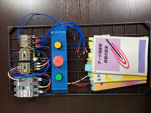 電気取扱作業特別教育講師が在社していますので、資格証を自社で発行できることも強みの1つ。事務所内で練習できる環境もあり、無資格からスタートして電気工事士の資格を取得したスタッフもいます。