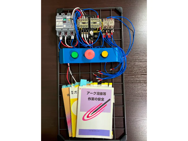 電気取扱作業特別教育講師が在社していますので、資格証を自社で発行できることも強みの1つ。事務所内で練習できる環境もあり、無資格からスタートして電気工事士の資格を取得したスタッフもいます。