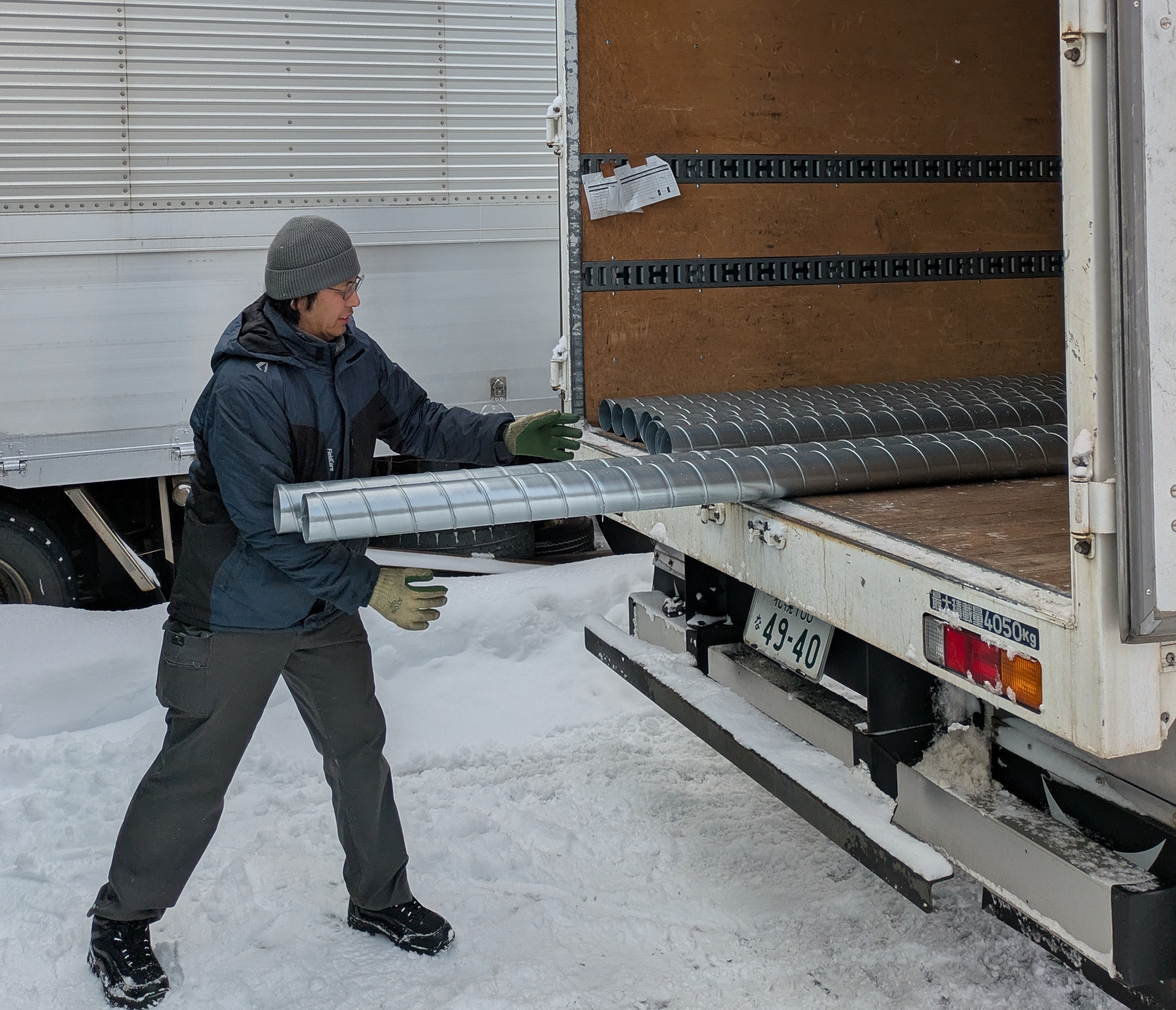 私たちが運ぶのは、建物に欠かせない『空気の通り道』。景気に左右されにくい空調資材だから、仕事量は常に安定しています。