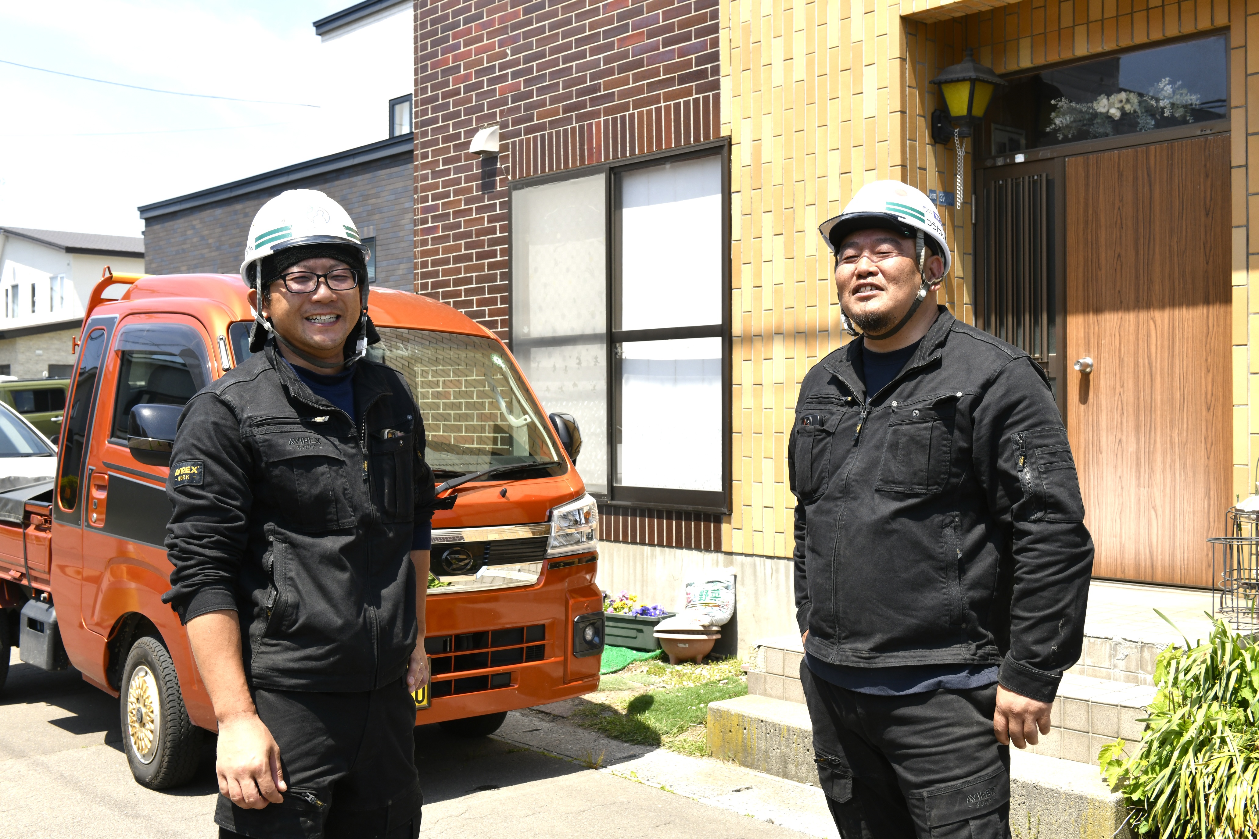 無事に工事が終了して、ホッとする瞬間。電柱が建った達成感を感じながら、工事に集中していた表情も緩み、みんなでおしゃべりタイム。若手はイジられやすいですが、うちの愛情表現（笑）