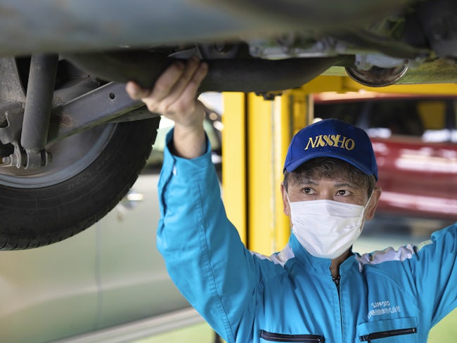 【メカニック】久保副工場長の前職は、大手自動車ディーラーのメカニック。幅広く技術を磨きたい、腰を据えて整備の仕事に取り組みたい、そんな動機で転職して11年目になります。