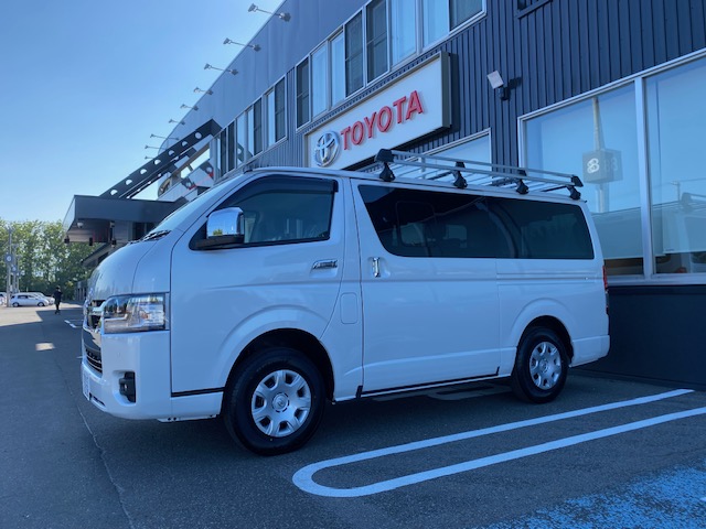 社用車はハイエースや軽自動車、高所作業車があります。
作業により使い分けながら業務を進めています！