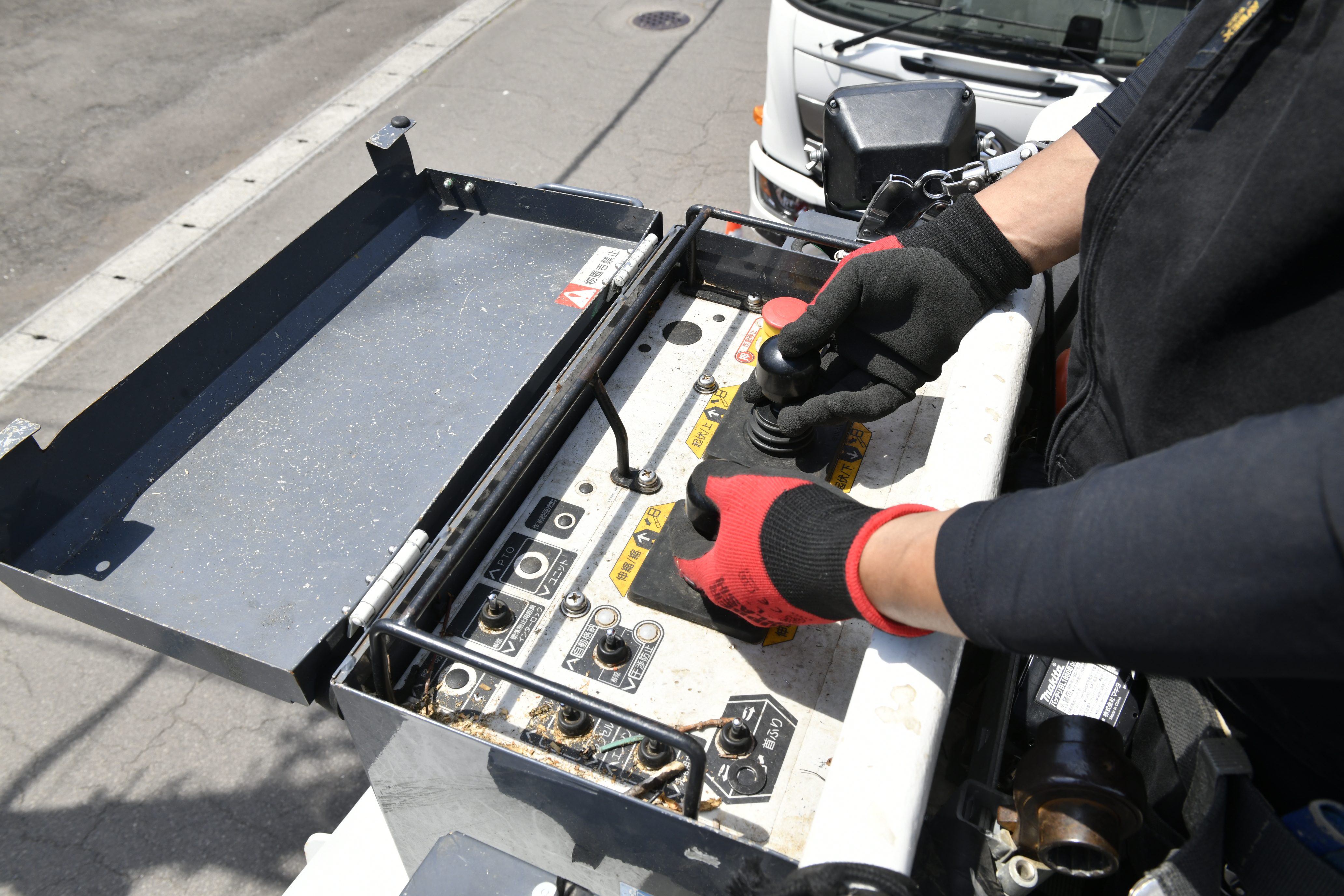 高所作業車のバケット（乗り込むカゴ）内には、高所作業車を操作するコントロールパネルがあり、アームを上げる、伸ばす、回す操作をします。マニュアルにのっとり、現場の効率を左右する司令塔として活躍できます。