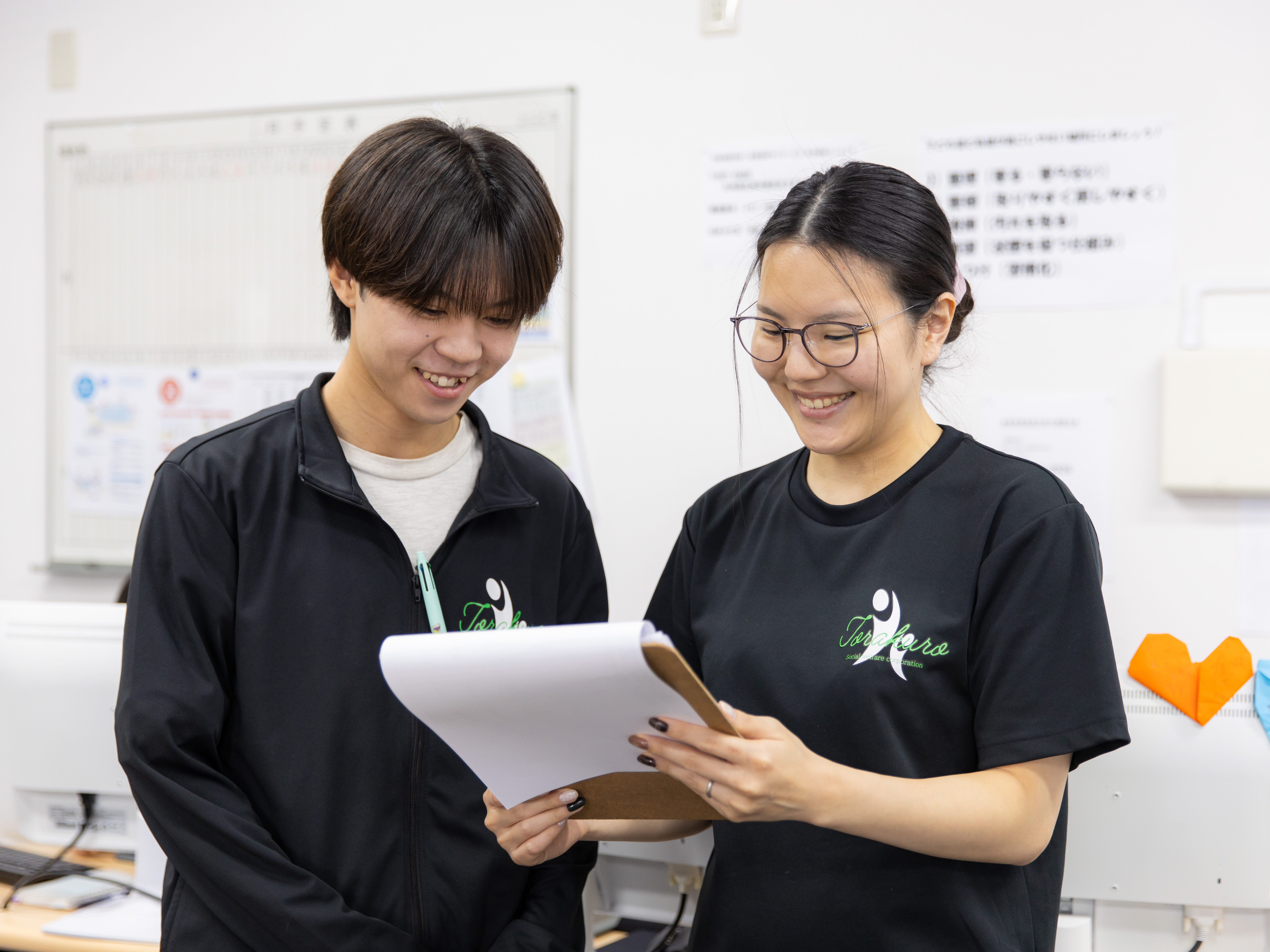 わからないことや困ったことがあれば、近くの先輩がとっても優しく教えてくれます（笑）また、トラブルにすぐにアクションを起こせるようにと法人全体、職員一人ひとりが常に良い方向を考え、変化させています。