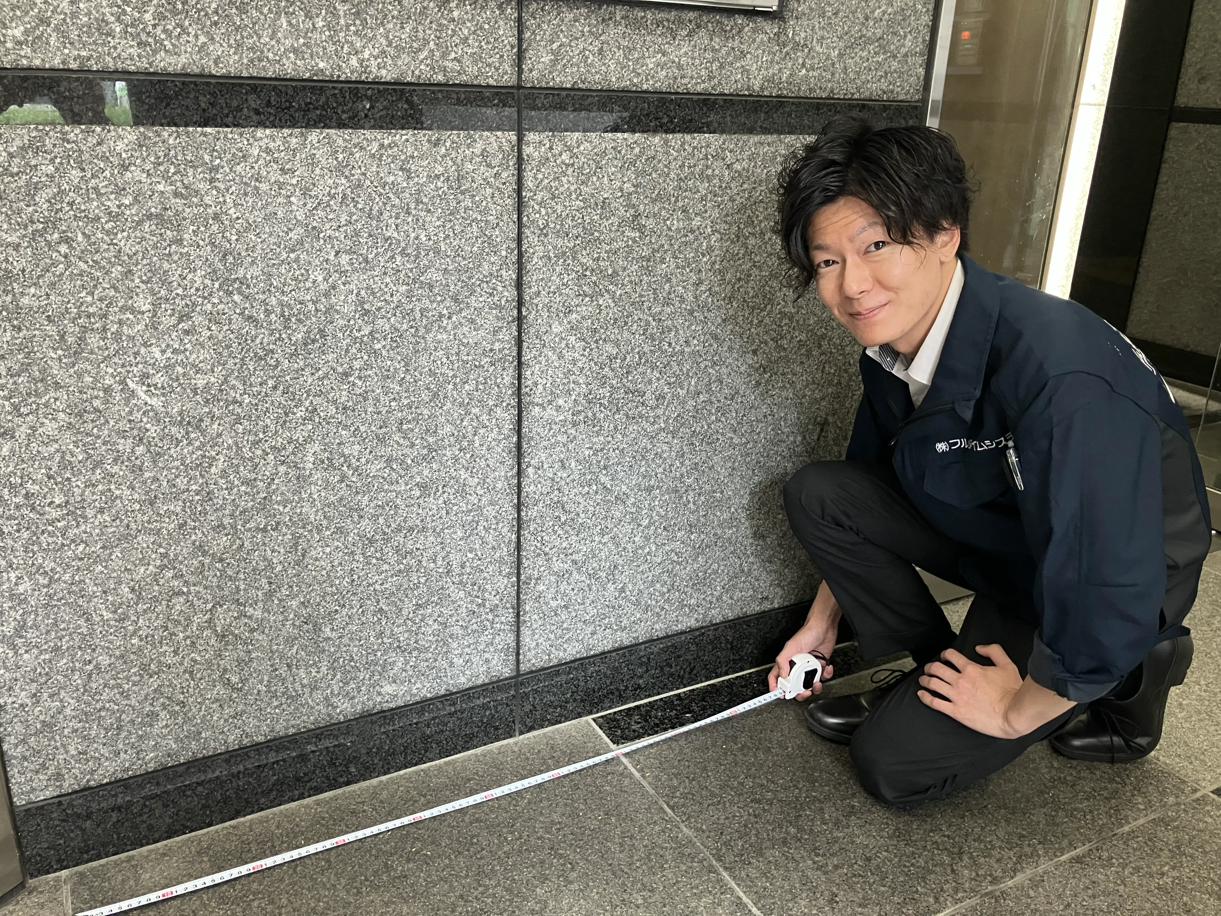 スケール（メジャー）を用いて採寸も行い、問題なく搬入できるか入念に確認。搬入作業にも立ち会います。
スーツの日もあれば、作業着で過ごす日もあり、飽きずに働けることも当社の魅力です♪