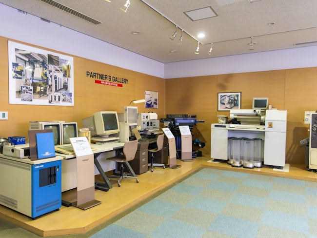 1969年(昭和44年)の創業以来、当社はドイツ製印刷機の導入をはじめ、年賀状印刷事業の開始、本州への営業所開設、東京証券取引所スタンダード市場への上場など、着実に事業を拡大してまいりました。