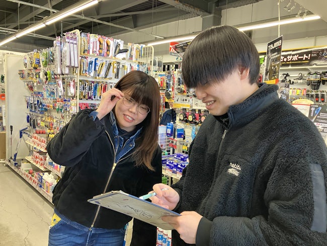 スタッフとのコミュニケーションも大切にしています。店舗スタッフ、商品管理スタッフ、配送スタッフなど別々なポジションでもお互いをサポートしながらチームで仕事を進めます。