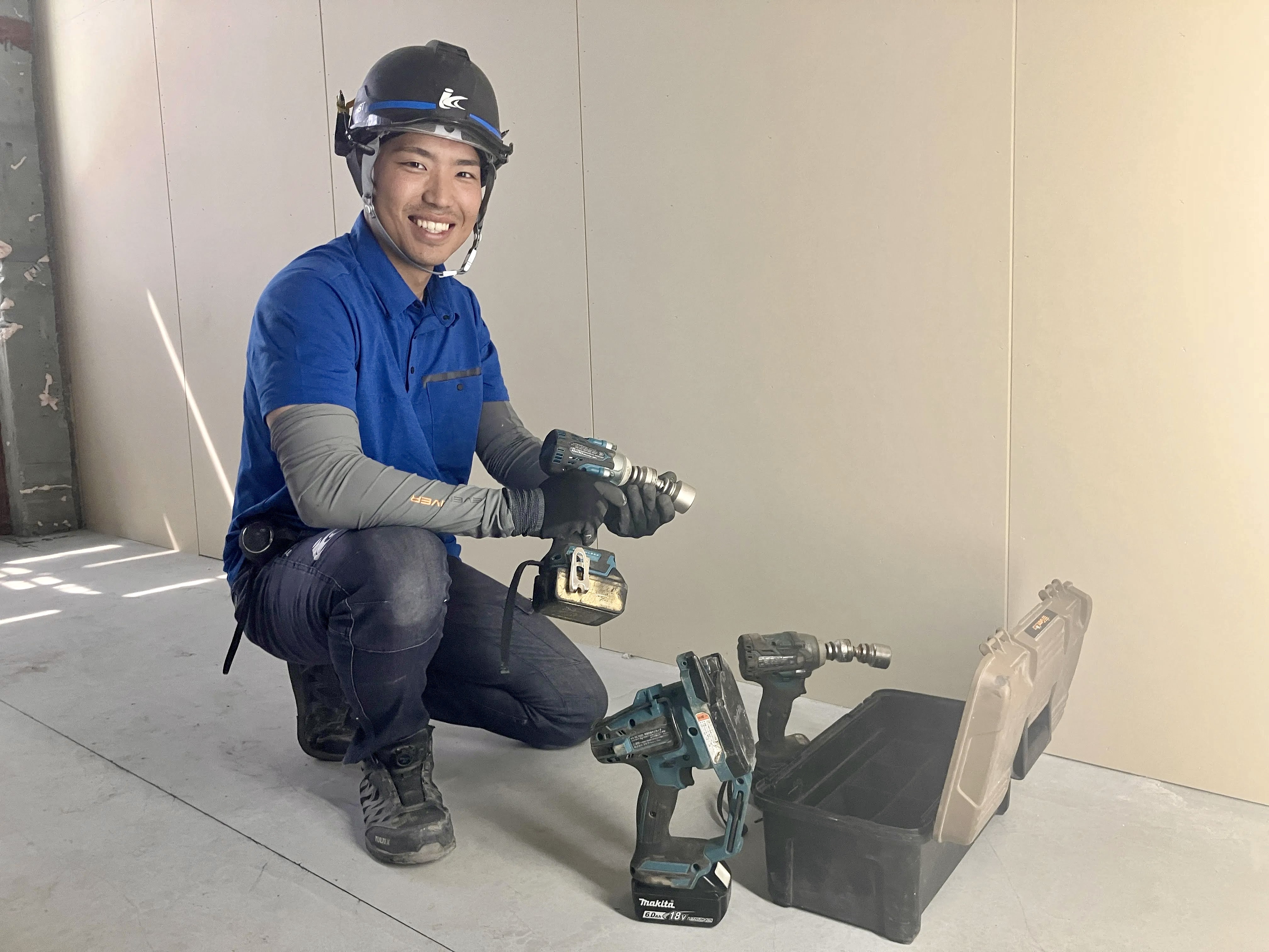 作業服や仕事で使う工具一式はすべて会社から支給・貸与します。自分で高価な道具を揃える必要がないため、入社時に余計な出費がかからず、スムーズに仕事をスタートできる安心の環境です。