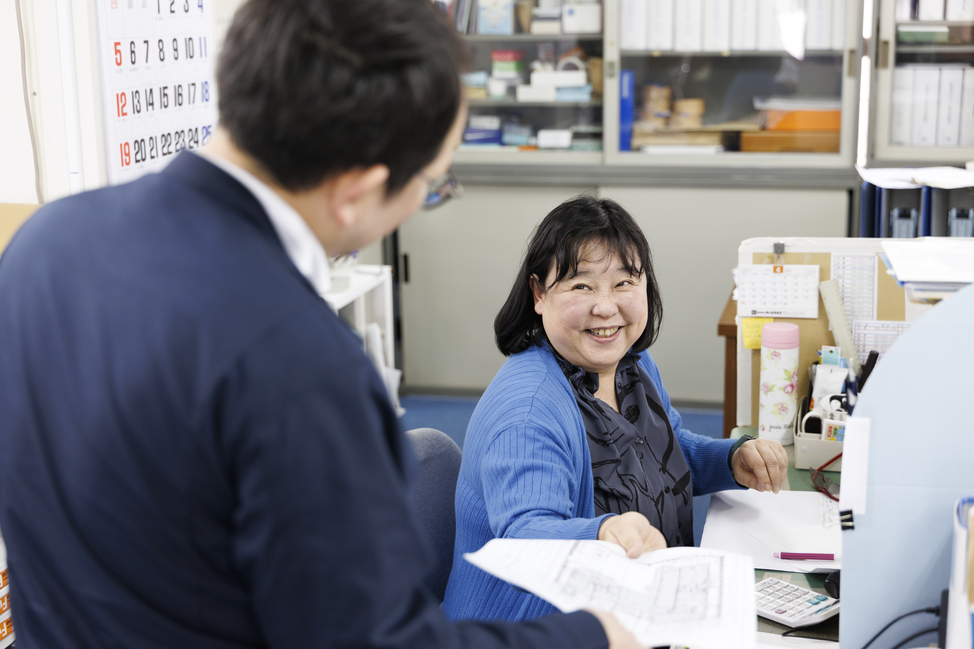 日々の業務は切り分けながら、事務員さんをはじめ全員で連携・サポートしています。業務効率化、負担軽減へとつながっています。