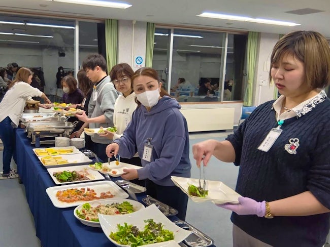 定期研修時は、みんなで食事を囲みます!ちなみに、今活躍しているスタッフのほとんどが未経験スタートのスタッフばかり。ご不明な点や不安なことなど、何でもお気軽にお問い合わせください♪