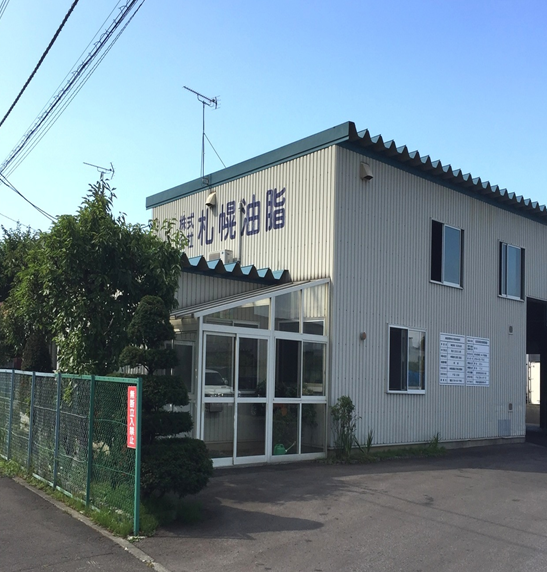 工場スタッフは現在50代の3名が在籍しています。事業拡大、将来の世代交代も視野に入れての増員募集です。丁寧に教えますので未経験からでも着実にステップアップできる環境です。