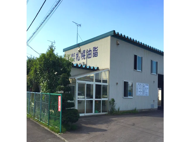 工場スタッフは現在50代の3名が在籍しています。事業拡大、将来の世代交代も視野に入れての増員募集です。丁寧に教えますので未経験からでも着実にステップアップできる環境です。