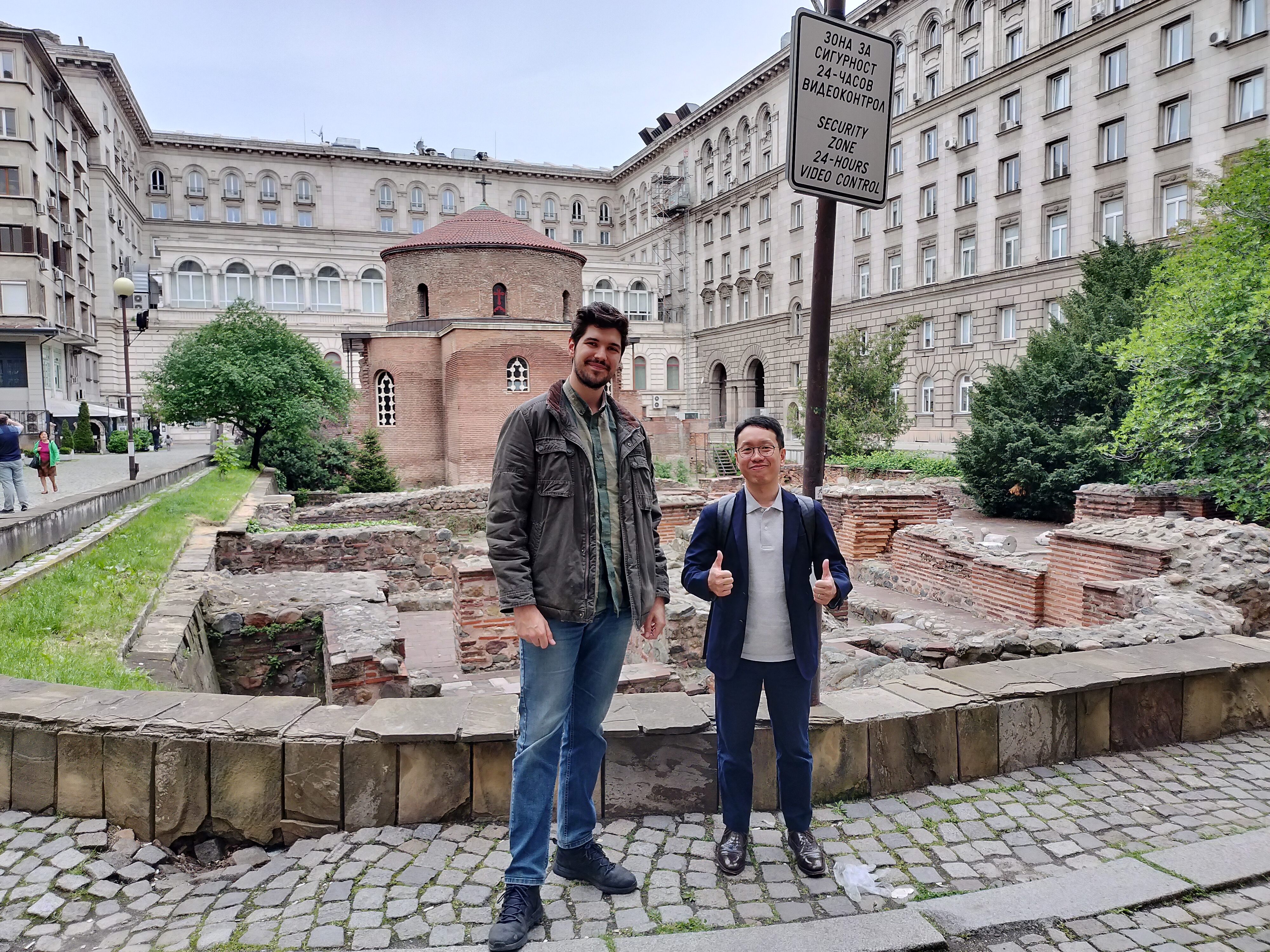 ブルガリア出張に行った時の社長の写真です。メーカーとのやり取りは主に海外プロジェクトのスタッフと社長が行います。