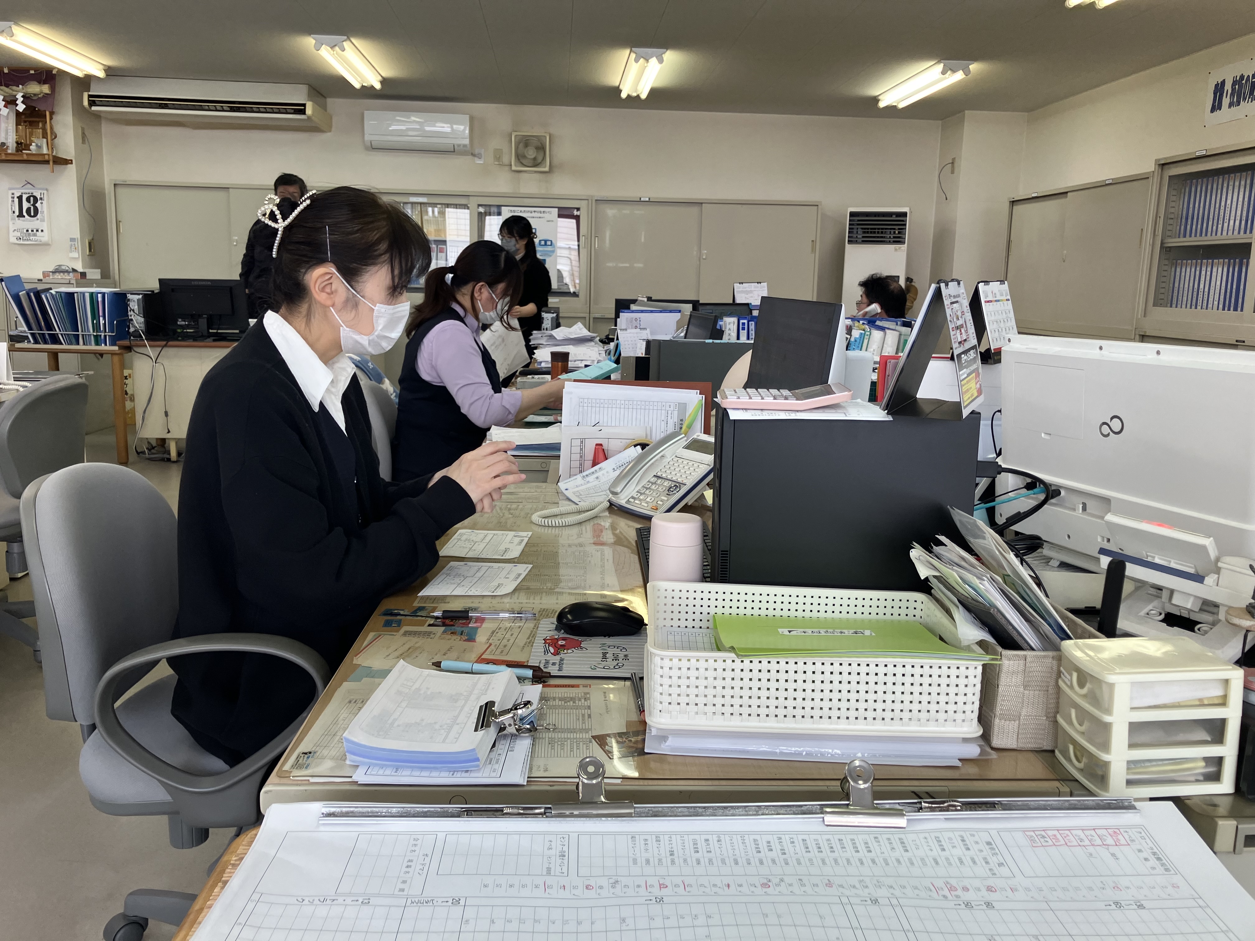 事務系は40〜50代が活躍しています。「今の仕事もいいけれど、もう少し腰を据えて働きたい」という方にピッタリ。制服もご用意しています！