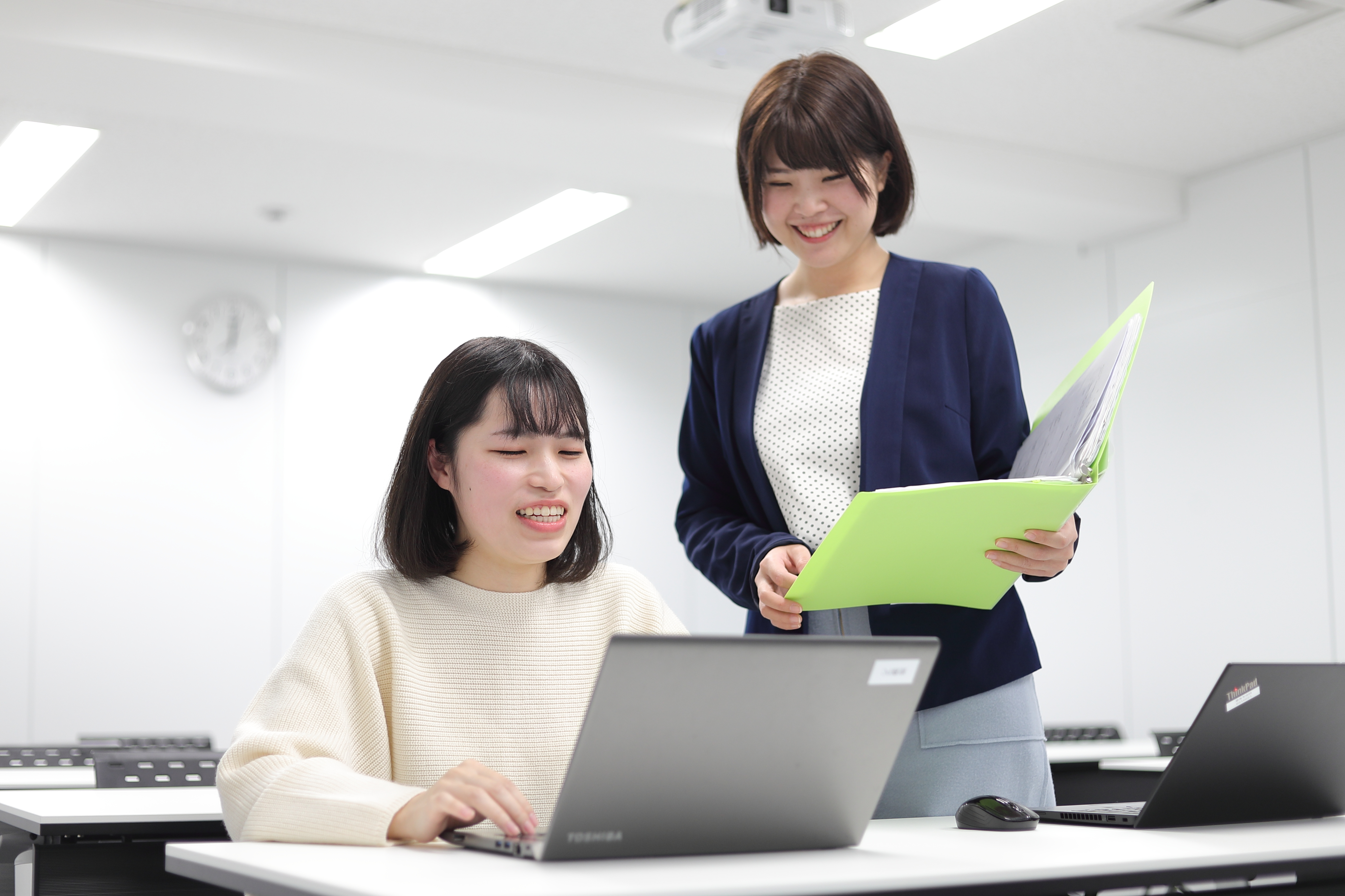 30〜40代の方が多数活躍中！8〜9割が女性で、主婦の方も活躍しています。17時or18時には勤務が終わるので、子育て中の主婦(夫）の方も安心して働けます。