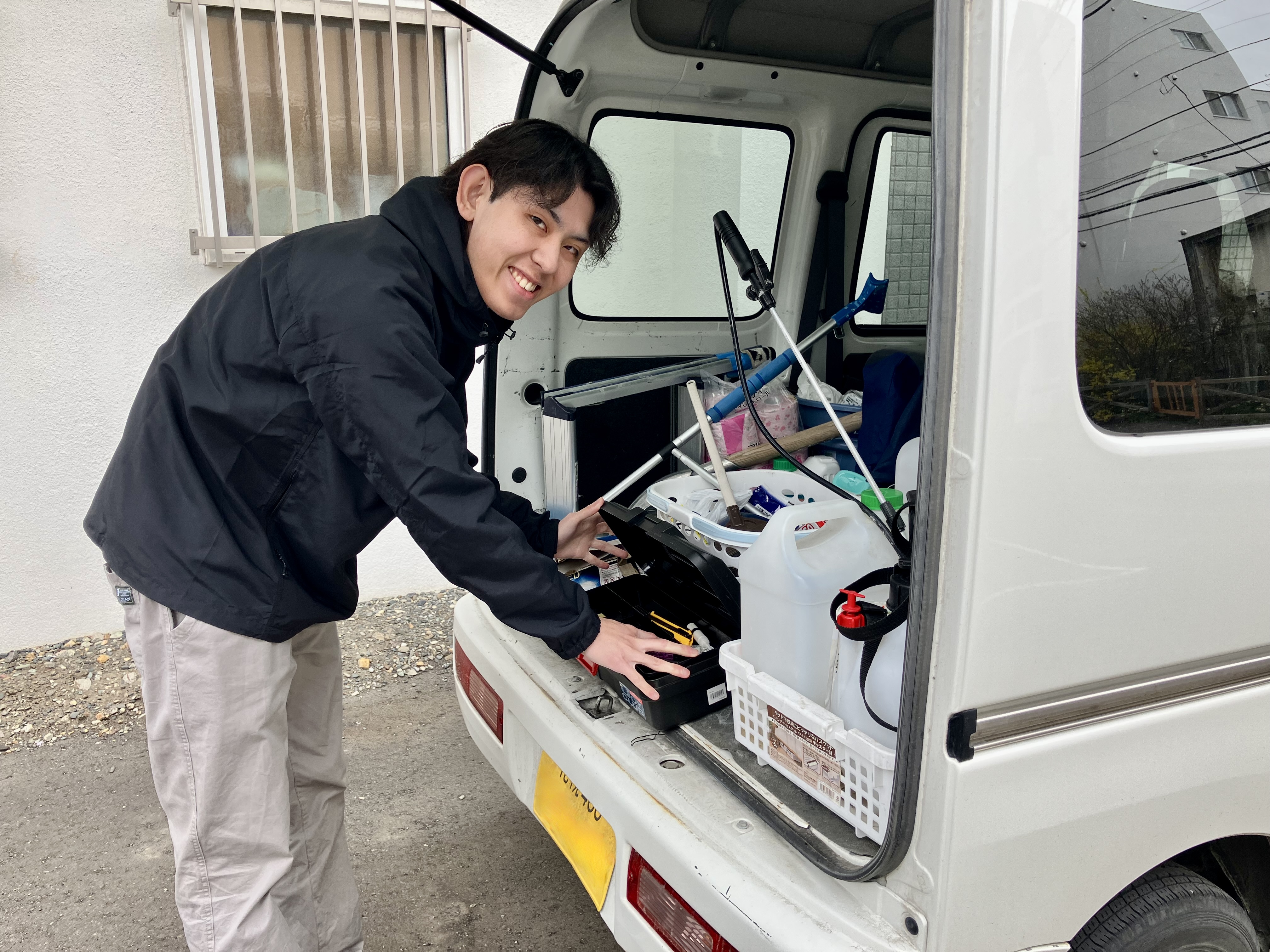 その日のスケジュールに合わせて、必要な道具を積み込んで出発！
入退去の立ち会いは事前に決まっていますが、それ以外の巡回ルートなどは当日の状況を見て決まることが多いです。