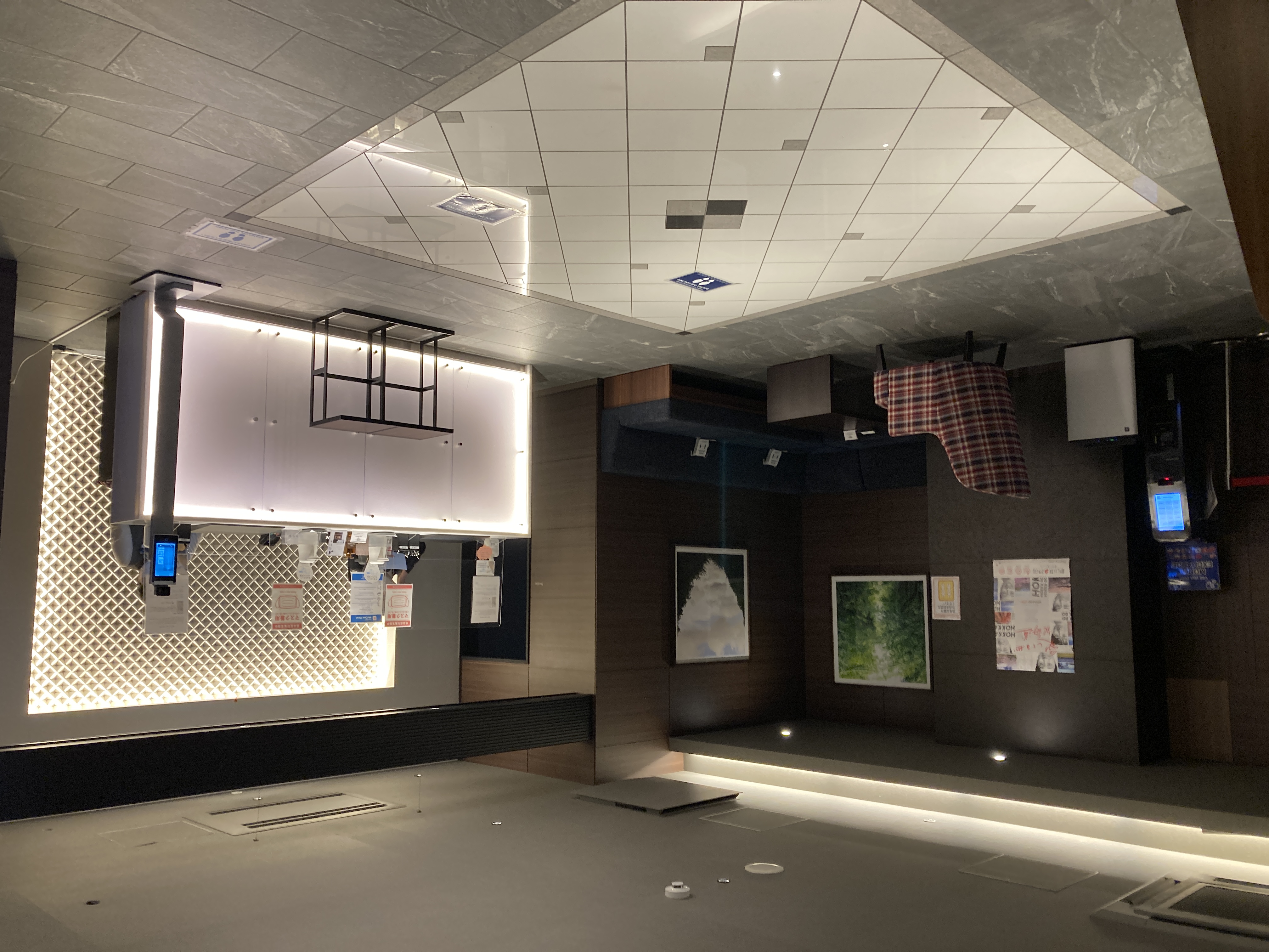 ホテル独自のシステムはありますが、難しい作業はなく、覚えてしまえば楽しく働けます。だいたい2〜3カ月で覚える事ができますよ。
少しでもホテル経験があれば更にスムーズかと思います。