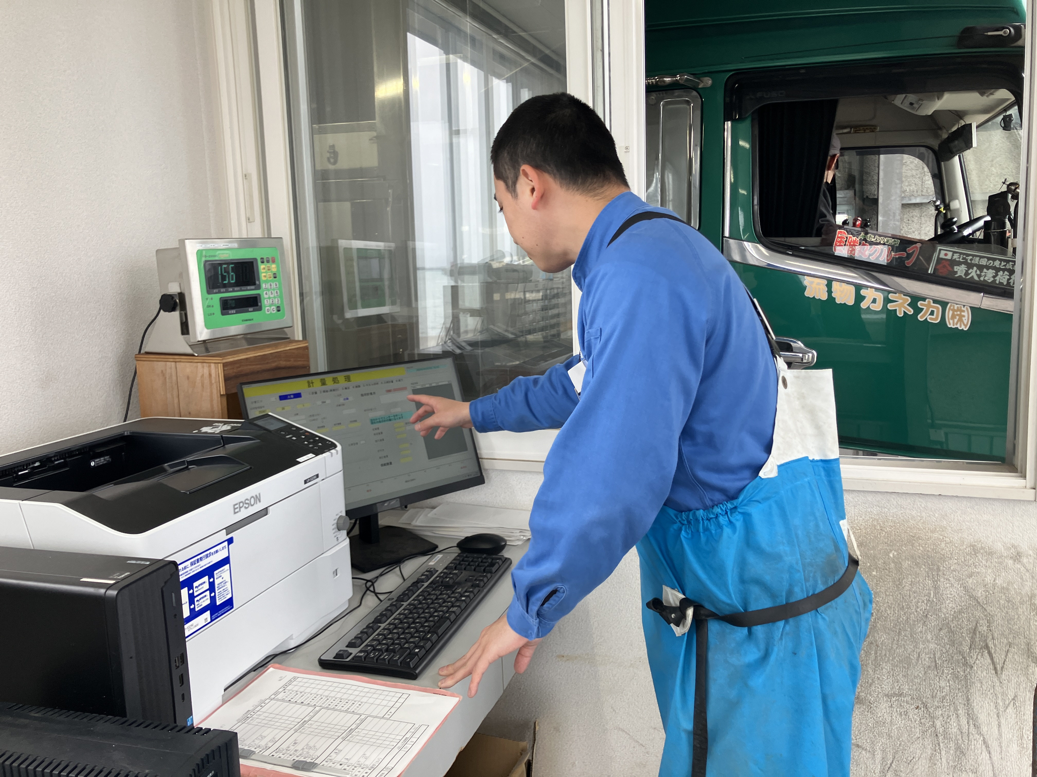 単に魚介類を売るだけでなく、ホタテの稚貝放流やタコの産卵礁設置など、海の資源を自前で「育てる」取り組みに注力しています。研究を重ねて海の環境を整え、100億円規模の恵みを未来へつなぐ組織です。