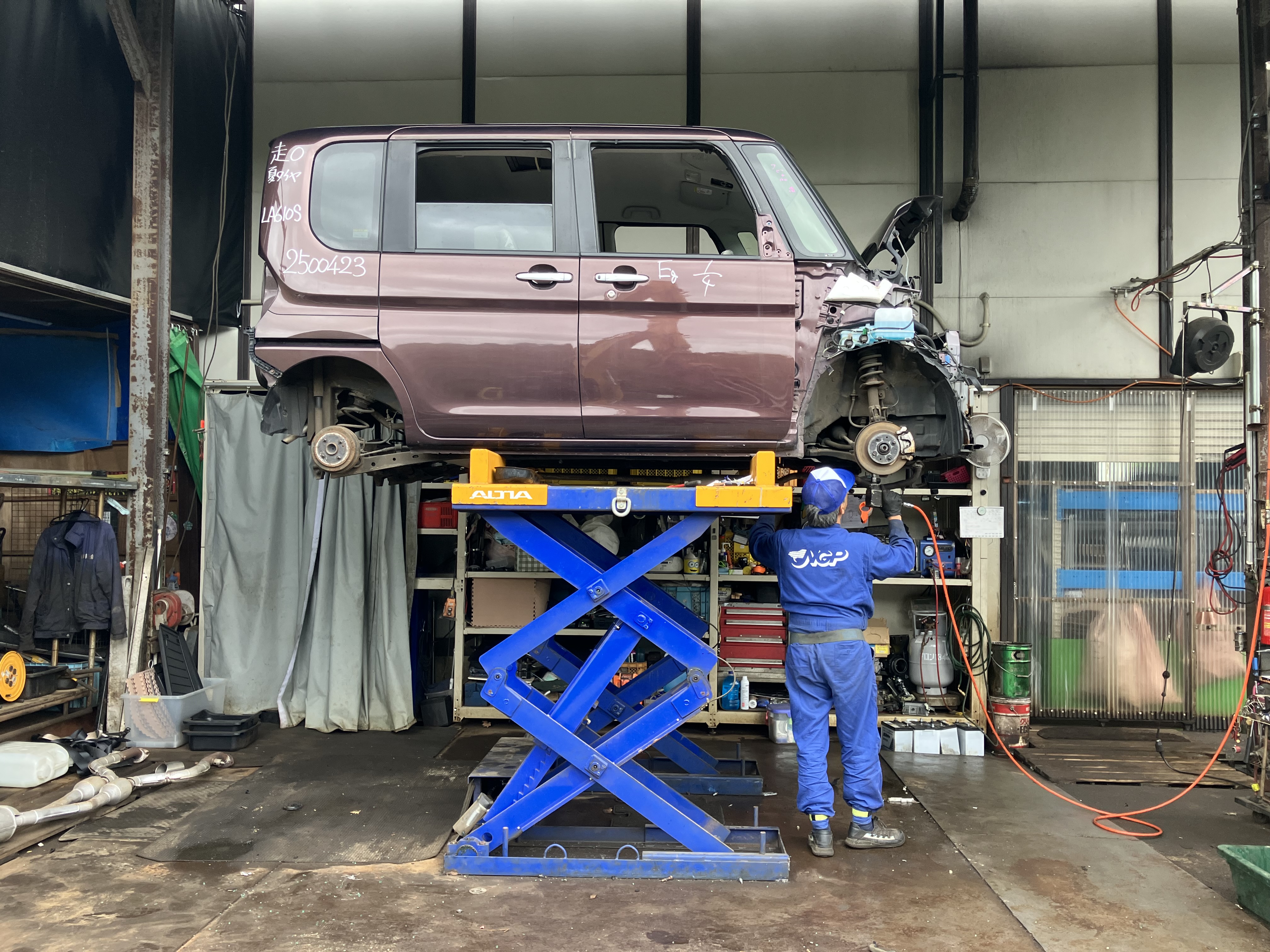 現在30〜50代の社員12名が在籍中！自動車メーカー出身の方や車好きな方だけではなく、配管業者など異業種からの転職者も長く働いてくれています。定着率◎「車の知識がない」という方は入社後に身につければOKです！