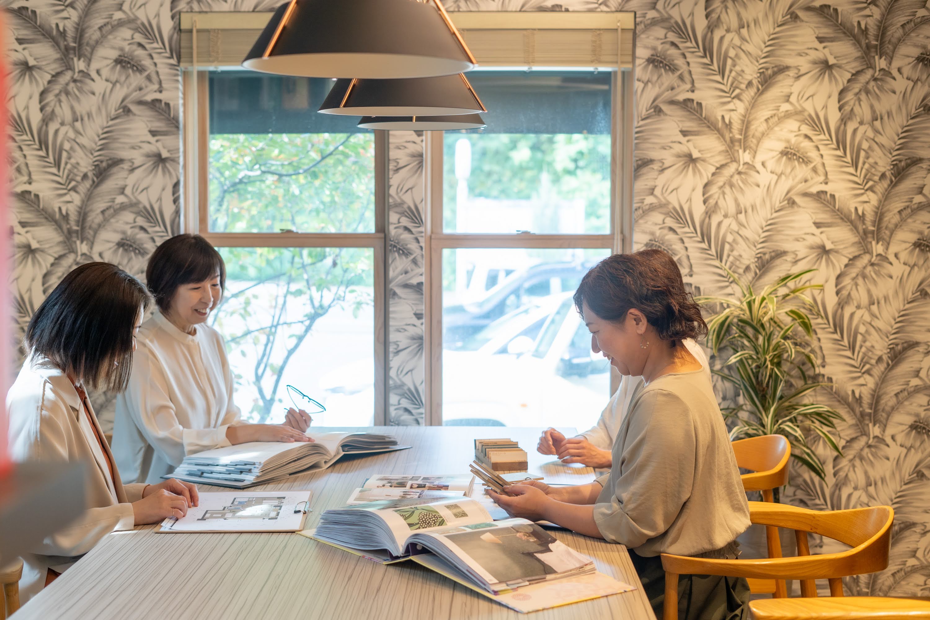私たちの強みは、お客様一人ひとりの理想をじっくり形にする「提案力」です。社内はスタッフ同士の心理的距離が近く、意見やアイデアを出しやすい風通しの良い環境。チームワークを大切にしたい方にもピッタリ♪