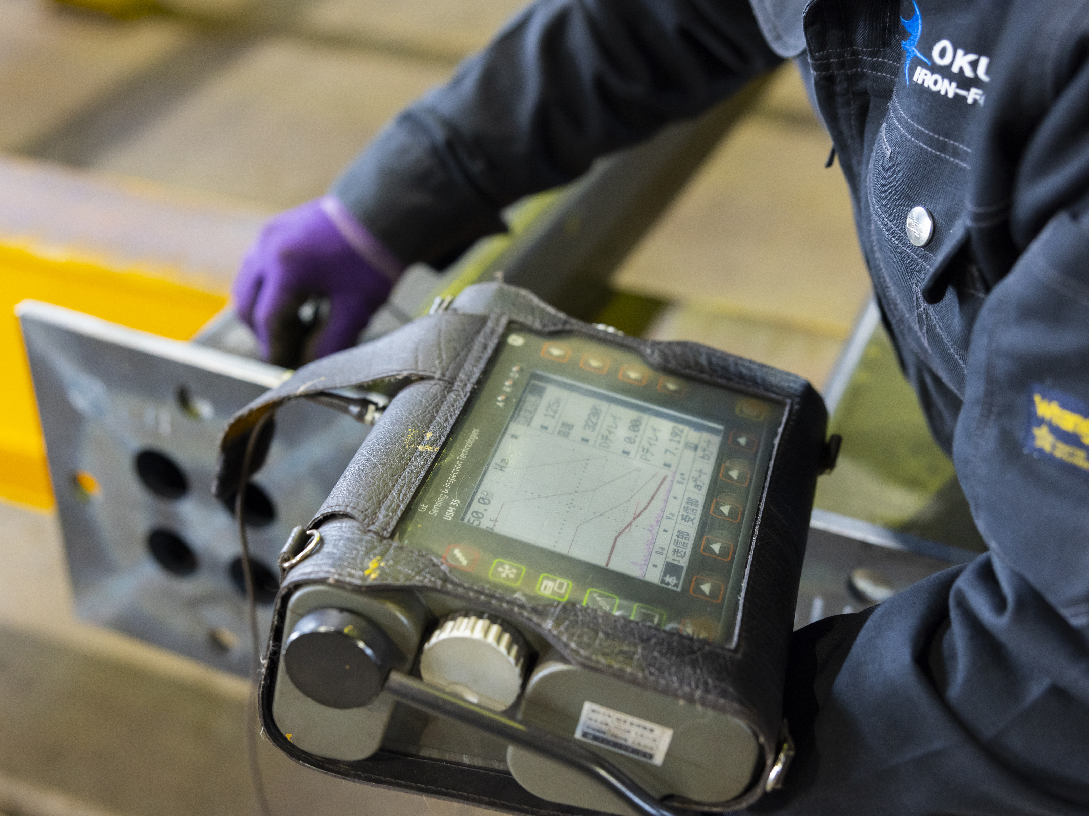 【出荷前作業】出荷前には超音波検査も行います。鉄の内部に空洞がないか？不純物が混ざっていない等の確認を専用の機械を使って行います。