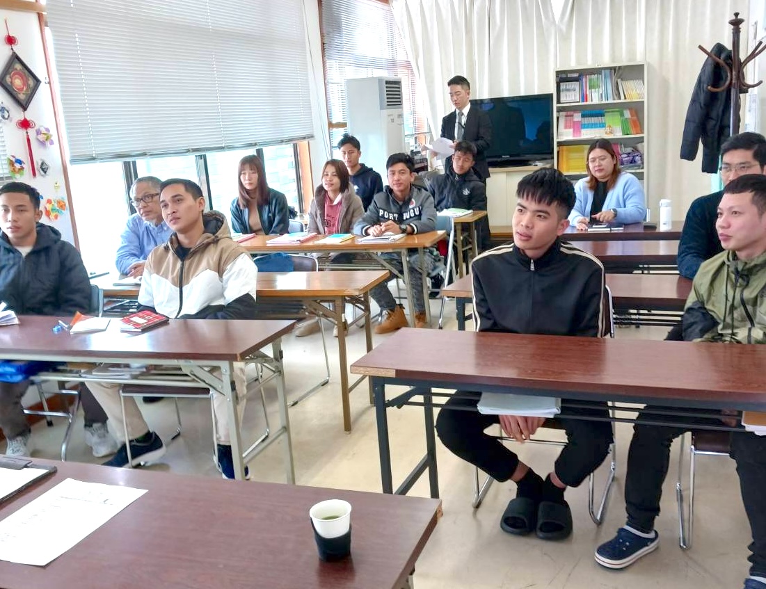 日本語の授業を受ける外国人技能実習生。
