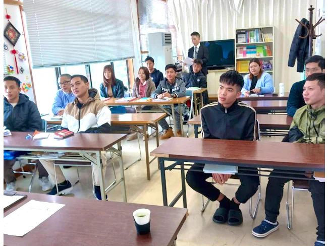日本語の授業を受ける外国人技能実習生。