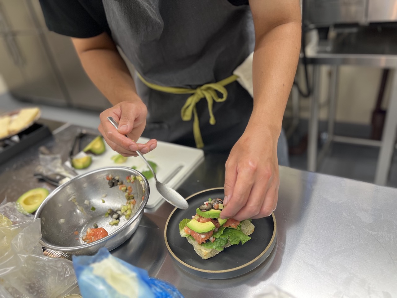 北海道のワインや食の魅力を、札幌からさらに遠くへ。まずは目の前のお客様に「おいしい」「また来たい」と思ってもらうことから始まります。