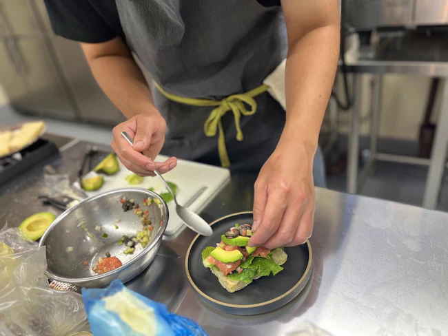 北海道のワインや食の魅力を、札幌からさらに遠くへ。まずは目の前のお客様に「おいしい」「また来たい」と思ってもらうことから始まります。
