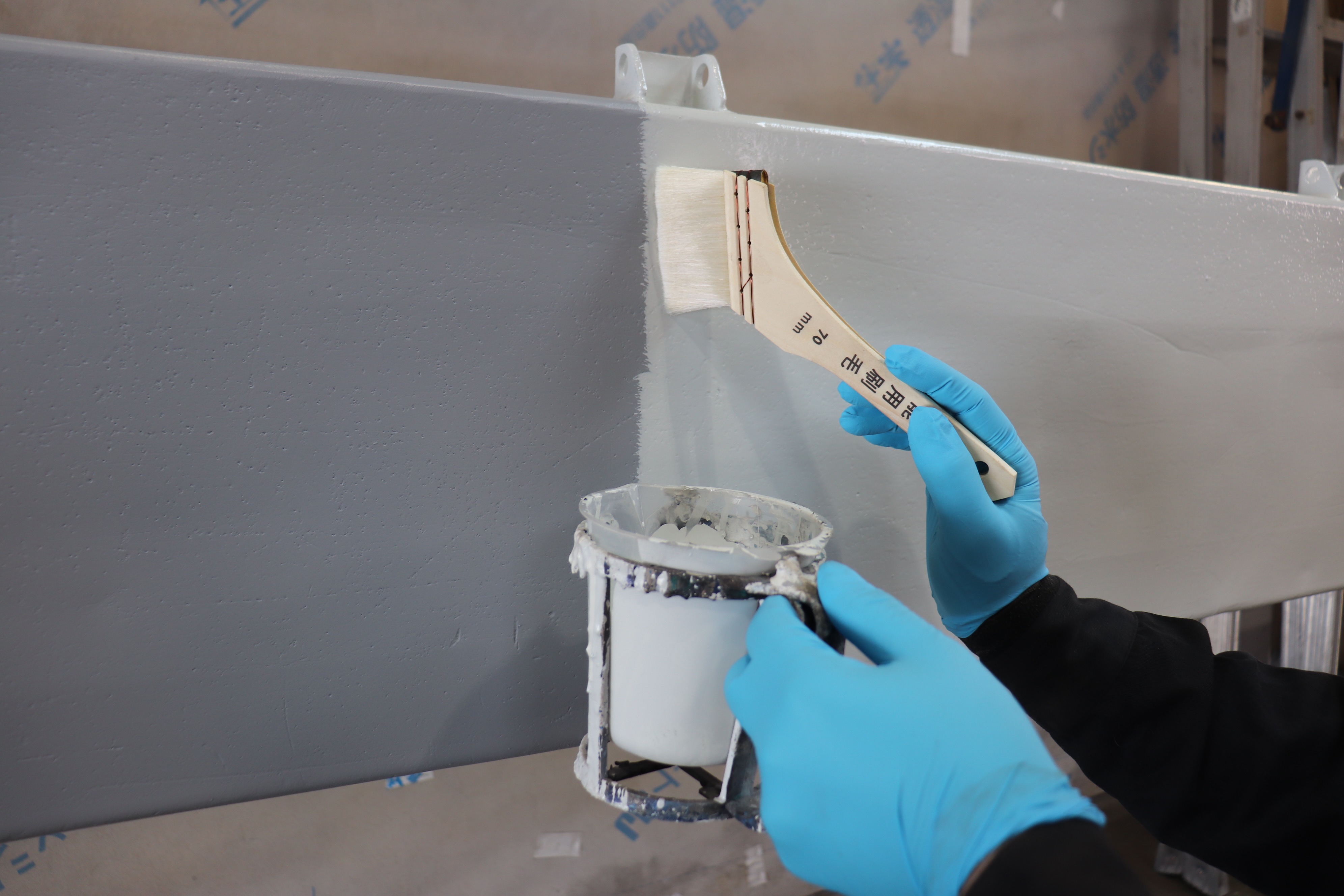 ＜仕事の流れ③＞古くなった塗装を剥がしたり削る作業をした後、新しく塗装して完成へと仕上げていきます。