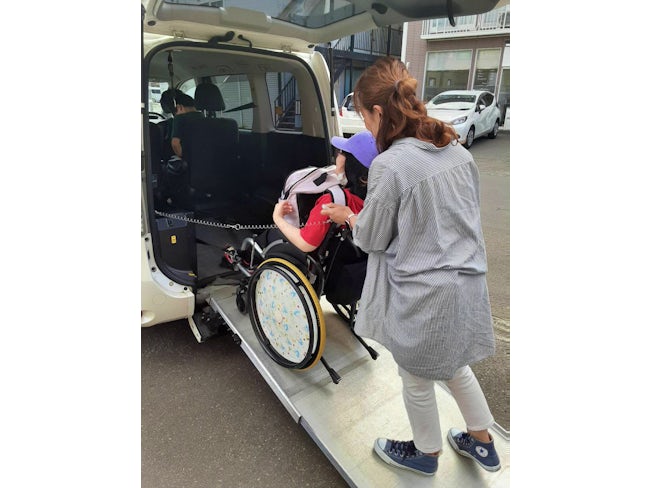 送迎が必要な方にはワゴン車などで送迎をします。