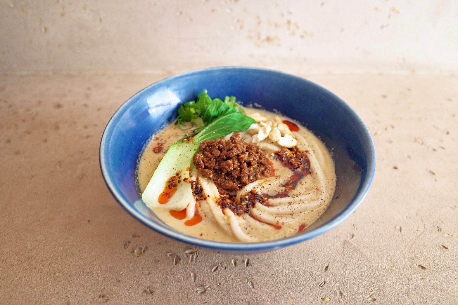 ＜未経験でも安心のシンプルメニュー＞こだわりのうどんがメインのため、覚えるメニュー数は少なめ。調理マニュアルも完備しているので、普段料理をしない方もすぐに覚えられます。