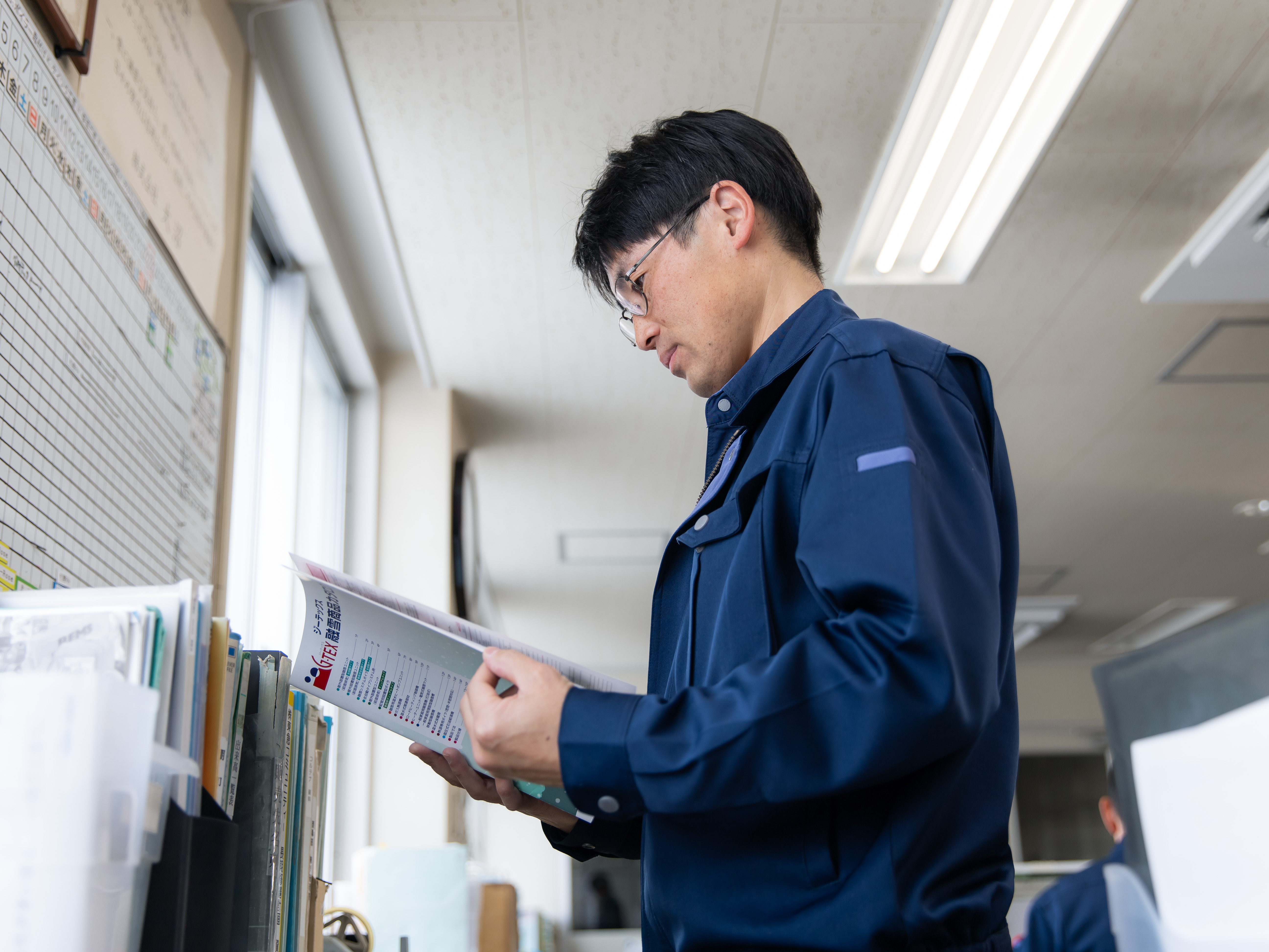 ロードヒーティングのメンテナンスには、緻密な計画と準備が欠かせません。事務所では先輩に工事の手順を教わったり、書類の作成を行ったり。20年選手のベテランも多く、何でも相談できる温かい環境があります。