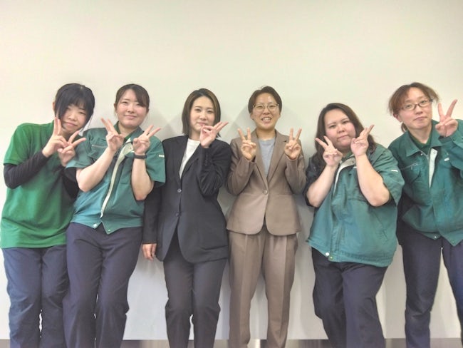 同じフロアにも女性社員が多く活躍中です。出社後、帰社後に「こんなことを聞けた」という何気ない雑談や、営業中に困ったことがあれば電話で相談もできます。風通しの良い環境です。